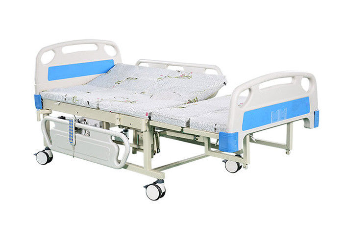 Bên bệnh nhân Quay giường bệnh viện bằng điện với bộ điều khiển tay để di chuyển