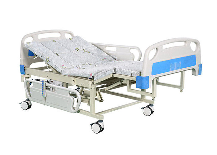 Bên bệnh nhân Quay giường bệnh viện bằng điện với bộ điều khiển tay để di chuyển